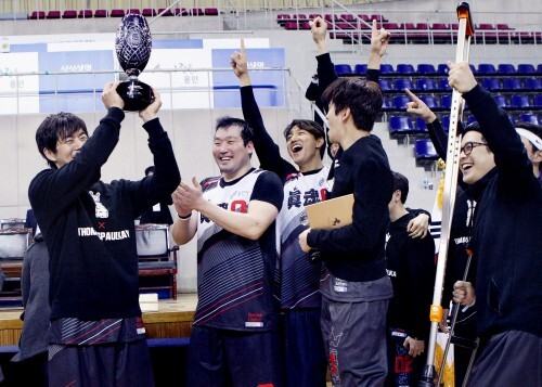 제 1회 연예인 농구 대잔치에서 우승한 진혼팀이 트로피를 들고 기뻐하고있다. (한스타 DB)