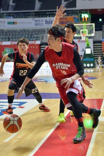 14일 신영이엔씨와의 경기에서 드리블을 하고 있는 '농구의 정석' 김혁.