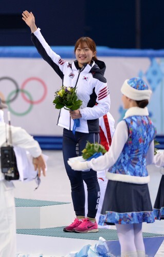 쇼트트랙 여자 500m 종목에서 동메달을 획득한 박승희가 13일(한국시간) 러시아 소치 클러스터 아이스버그 스케이팅 팔라스 경기장에서 열린 여자 개인 500m 종목 플라워 시상식에서 환하게 웃으며 손을 흔들고 있다.  사진=뉴스1