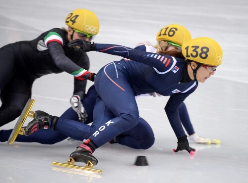 13일(한국 시간) 쇼트트랙 여자 500m 종목 결승전에 나선 박승희가 상대선수의 반칙으로 넘어지고 있다.  사진=뉴스1