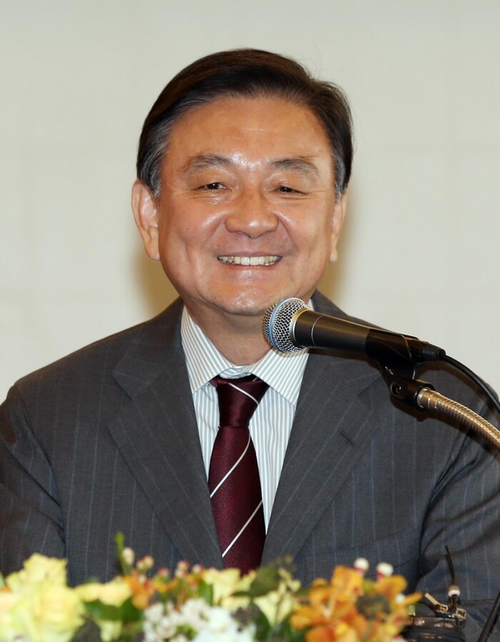 홍석현 중앙일보ㆍJTBC 회장이 13일 서울 소공동 롯데호텔에서 열린 대한바둑협회 2014년 정기 대의원총회에서 회장으로 선출돼 인사말을 하고 있다. 대한바둑협회는 이날 서울 소공동 롯데호텔 36층 샤롯데룸에서 2014년 정기 대의원총회를 열고 제 4대 회장에 단독 출마한 홍석현 후보를 참석 대의원 만장일치로 회장에 선출했다. (사진=중앙일보 제공) 