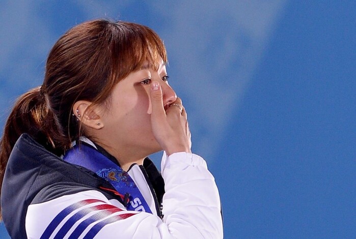 쇼트트랙 여자 500m 종목 결승에서 54초207의 기록으로 값진 동메달 획득한 박승희(22·화성시청)가 14일(한국시간) 러시아 소치 올림픽파크에서 열린 메달 시상식에서 동메달을 목에 걸고 눈물을 훔치고 있다. 사진=뉴스1