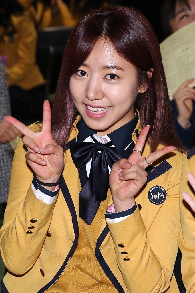 그룹 에이핑크 멤버 김남주가 13일 오전 서울 구로구 궁동 서울공연예술고등학교에서 열린 제3회 졸업식에 참석해 포즈를 취하고 있다. 사진=스타뉴스/뉴스1