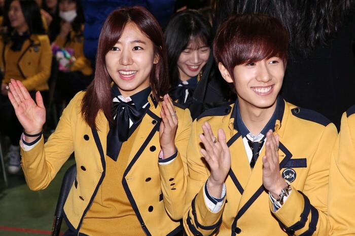 그룹 에이핑크 김남주, 그룹 보이프렌드 민우가 13일 오전 서울 구로구 궁동 서울공연예술고등학교에서 열린 제3회 졸업식에 참석해 음악을 즐기고 있다. 사진=스타뉴스/뉴스1