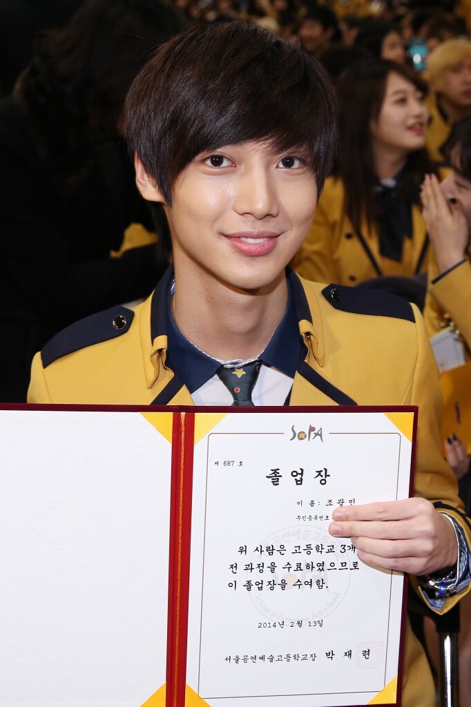 그룹 보이프렌드 광민이 13일 오전 서울 구로구 궁동 서울공연예술고등학교에서 열린 제3회 졸업식에 참석해 포즈를 취하고 있다. 사진=스타뉴스/뉴스1