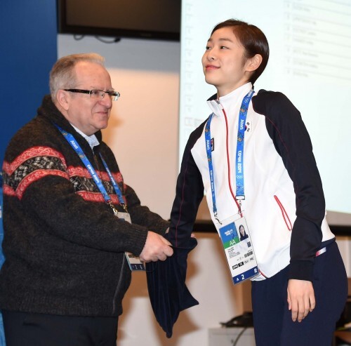   '피겨여왕' 김연아가 17일 오후(한국시간) 소치 아이스버그 스케이팅 팰리스에서 피겨 스케이팅 쇼트 프로그램 조 추첨을 하고 있다. [사진=뉴스1]