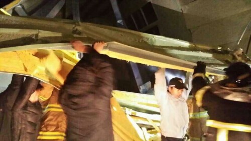 17일 오후 9시15분께 경북 경주시 양남면 신대리 동대산 기슭의 마우나오션리조트에서 2층 건물의 지붕이 붕괴돼 출동한 119 구조대원들이 구조작업을 하고 있다./뉴스1