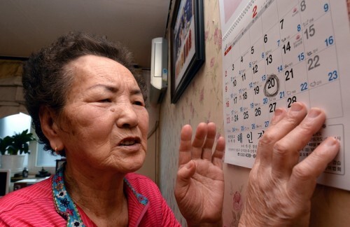 이산가족 상봉 대상자인 유선비 할머니가  달력을 보며 북한에 있는 동생을 만나는 날을 손꼽아 기다리고 있다. [사진=뉴스1]