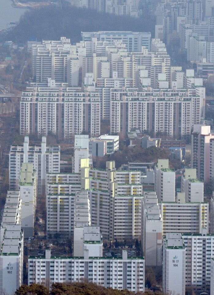 정부가 민간 정비사업의 활성화를 도모하고자 재건축 초과이익 환수제 폐지, 소형주택 의무건설 비율 완화 등의 관련 제도 손질에 나선다. 사진은 강서구 아파트 단지 [사진=뉴스1] 
