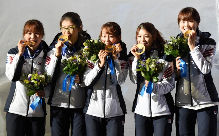 소치 동계올림픽 쇼트트랙 여자 3000m 계주에서 정상을 차지한 대한민국 여자 쇼트트랙 대표팀 박승희, 심석희, 조해리, 공상정, 김아랑이 소치 올림픽파크에서 열린 메달 시상식에서 금메달을 목에 걸고 취재진을 향해 포즈를 취하고 있다.