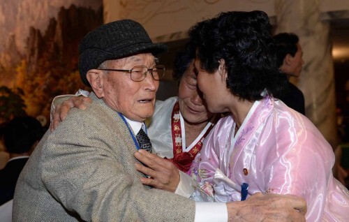사진=뉴스1 20일 이산가족 상봉 행사 첫날인 오후 금강산호텔에서 남측 류영식(92·왼쪽)씨가 북측의 조카들과 눈물로 해후하고 있다.