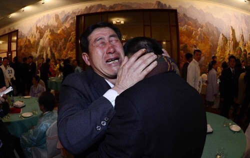 사진=뉴스1 20일 금강산에서 열린 남북 이산가족상봉행사에서 박양곤(53, 오른쪽)씨가 납북되었던 형 박양수씨를 만나 오열하고 있다. 