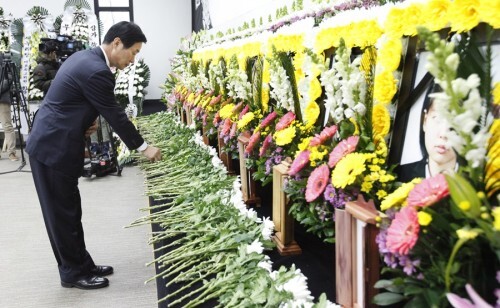 사진=뉴스1 황상주 부산교육감예비후보가 경주 마우나리조트 붕괴사고 희생자 합동분향소가 마련된 부산외대 남산동 캠퍼스에서 헌화하고 있다. (기사와 무관)