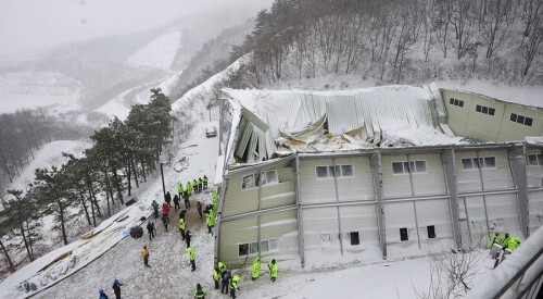 사진=뉴스1 지난 17일 발생한 경주마우나오션리조트 지붕이 붕괴돼 119구조대원들이 사고 현장을 수색하고 있다. 