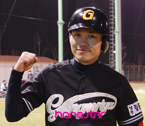 사진=''공놀이야'의 가수 남준봉이 포즈를 취하고 있다.