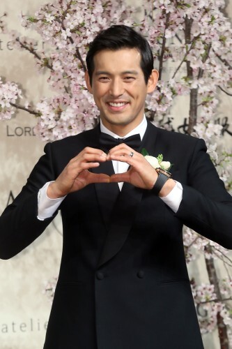 사진=뉴스1 결혼을 앞둔 오지호가 하트를 그려 보이고 있다.