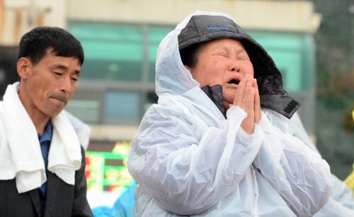 사진=뉴스1 전남 진도에서 발생한 여객선 침몰사고 발생 사흘째인 18일 진도 팽목항에서 한 실종자 가족이 바다를 바라보며 눈물을 흘리고 있다
