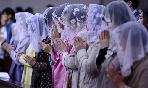 사진=뉴스1 20일 오전 서울 중구 명동성당에서 열린 예수 부활 대축일 미사에 참석한 신자들이 기도하고 있다.