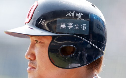 사진=뉴스1 두산 홍성흔이 세월호 침몰 실종자들의 무사생환을 기원하는 문구를 모자에 새겨넣은 채 경기에 나서고 있다.