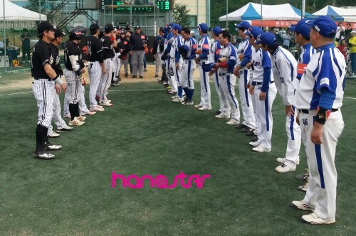 사진=지난 제5회 한스타 연예인 야구대회 개막 경기에 앞서 '공놀이야'와 '이기스'가 라인업을 하고 있다.