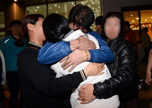 사진=뉴스1 침몰사고에서 구조된 단원고등학교 한 학생이 지난 16일 안산 고대병원에 도착하고 있다.
