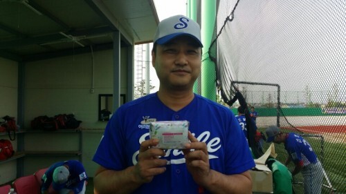 연예인 야구팀 스마일의 김수용(개그맨)이 씨앤씨가 제공한  미세라클렌징티슈를 들어보이고 있다. 