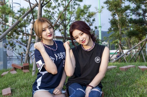 4인조에서 5인조로 하드 힙합에서 여성적 힙합으로 변신한 딜라잇의 태희와 연두(왼쪽)가 화이팅을 외치고 있다.
