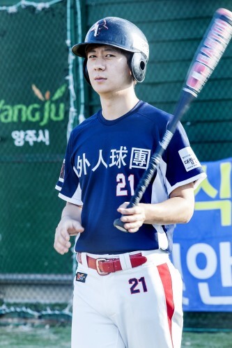 공직자-연예인 야구봉사리그 외인구단과 한국거래소 13일 경기. 외인구단이 7-0으로 리드하고 있던 4회 초 공격에서 달아나는 1점 홈런을 터뜨린 5번 타자 이성배.