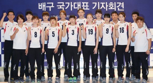 선전을 다짐하며 화이팅을 외치고 있는 여자 대표팀 선구 감독과 선수들(뉴스1)