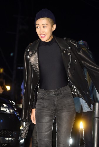 방송인 홍진경이 24일 오후 서울 강남구 언주로 플래툰 쿤스트할레에서 열린 크리에이티브 디렉터 조성아 뷰티 업력 25주년 기념 포토행사에 참석하고 있다.(뉴스1)