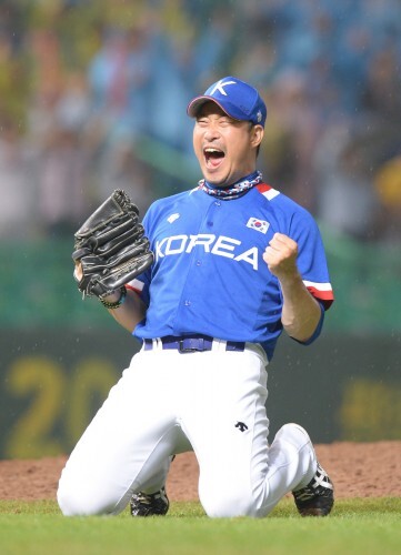 28일 오후 문학야구장에서 열린 2014 아시안게임 야구 한국과 대만의 결승전 경기에서 한국 봉중근이 9회말 2사 상황 대만의 타자를 아웃카운트 처리하며 환호하고 있다.  (뉴스1)