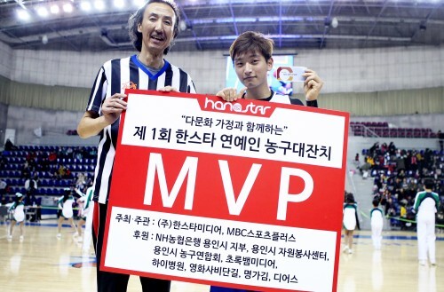 한기범과 MVP 수상 기념촬영을 하고 있는 정진운.