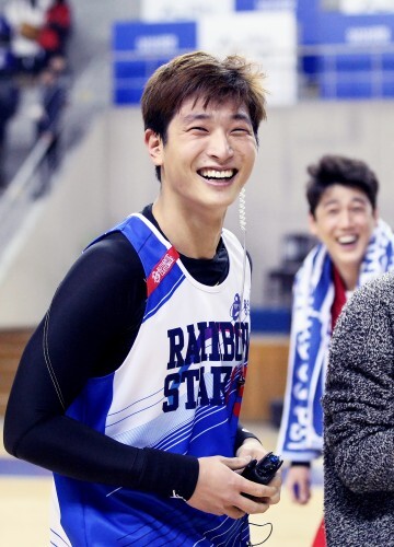 정진운이 MVP 수상 후 진행된 인터뷰에서 활짝 웃고 있다.