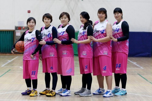 한스타 연예인 농구 대잔치의 홍일점으로 출전한 'W.PRESS'팀 선수들. 왼쪽부터 임혜경, 김희영, 이혜경, 이티파니, 강덕이, 김정미. (조성호 기자)