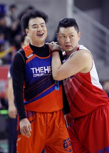 예체능 양동근이 지친듯 상대팀 더홀 채경선의 어깨에 기대며 동료들의 리바운드 다툼을 지켜보고 있다.