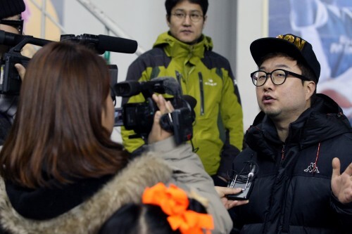 한스타 연에인 농구 대잔치에 나타나 공식 데뷔전을 치른 더홀 박휘순을 대회 중계방송사인 mbc스포츠플러스가 인터뷰하고 있다.