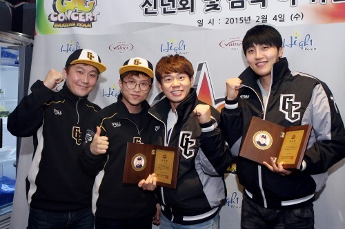 2015년 개콘 코칭 스태프. )왼쪽부터)이광섭, 박성광, 김대성, 류근지가 기념촬영을 하고 있다.