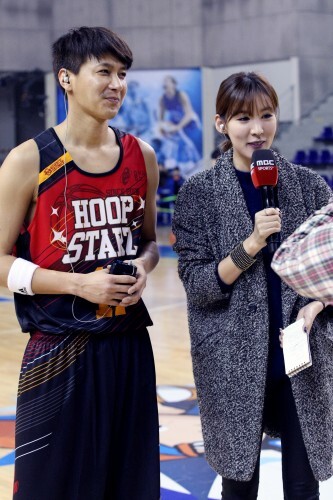 이주원 아나운서가 왕년의 꽃미남 스타 김승현과의 인터뷰에 앞서 방송 멘트를 날리고 있다.
