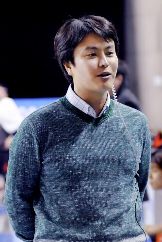‘다문화 가정과 함께하는’ 제1회 한스타 연예인 농구대잔치 5R 더홀과 진혼과의 경기가 열렸다. 벤치와 중계석을 바쁘게 오가는 개그맨 정철규.