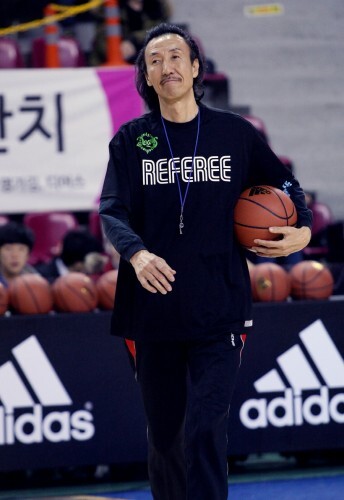 농구계의 레전드 한기범은 더 홀의 감독이자 ‘다문화 가정과 함께하는’ 제 1회 한스타 연예인 농구대잔치에서 주심을 맡고 있다.