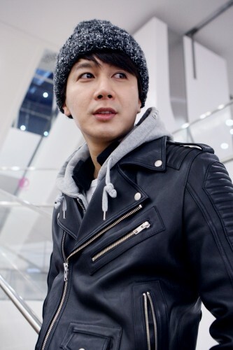 윤항기 역을 맡은 김승현은