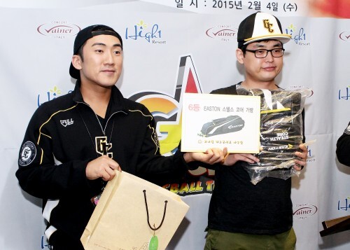 박성광(오른쪽)이 하이원 개그콘서트 야구단 신년회 및 감독 이.취임식에서 경품에 당첨된 후 이상훈과 함께 기념촬영을 하고 있다.