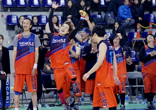 더 홀이 1라운드에서 홍일점 팀 우먼프레스를 64-61 짜릿한 점수차로 꺾고 역전승하자 벤치의 선수들이 기쁨에 겨워 환호성을 지르고 있다.(조성호 기자) 