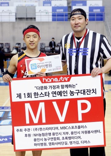 스타즈의 주석(왼쪽)이 우먼 프레스와의 6라운드 경기에서 승리한 후 주심을 본 박광재와 함께 기념촬영을 하고 있다. (조성호 기자)