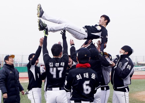 만능 스포츠맨 개콘 이상호가 연예인 야구 첫 사이클링히트를 작성한 뒤 동료들의 축하 헹가래를 받으며 기뻐하고 있다. 