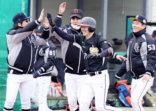 개콘 이상호가 야봉리그 신보 엔젤스전 5회 말 공격에서 사이클링히를 완성한 후 후속 김경태의 끝내기 안타로 홈에 들어오며 동료들의  환영을 받고 있다. (조성호 기자)