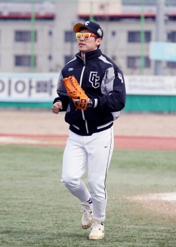 개콘 김병수는 신보 엔젤스 전서 8번 우익수로 출전해 공수에서 신인답지 않은 모습을 보였다. 수비를 마치고 덕아웃으로 돌아오고 있는 김병선.