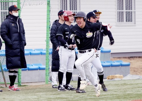 개콘 신인 김병선이 신보 엔젤스전에서 1회 말 투수 플라이볼을 때렸으나 에러로 진루한 뒤 후속 최태윤의 우전안타때 홈으로 쇄도하고 있다.
