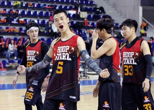 스타즈 노민혁(5번)이 진혼에 56-55로 1점차 짜릿한 승리를 거둔 후 두 팔을 벌리며 기쁨의 세리머니를 하고 있다. 노민혁은 이날 10득점으로 활약했다.