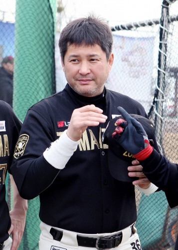 조마조마 2루수 이종원. 이종원은 이날 워밍업 없이 경기에 들어가 악송구 등 실책을  3개나 범해 동료들과 상대팀의 웃음을 유발했다.